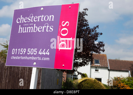 Ein Chesterton Humberts Makler verkauft Zeichen vor einem Haus in Woodborough, Nottinghamshire, England, UK Stockfoto