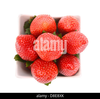 Erdbeeren in Schüssel weiß Stockfoto