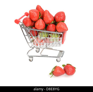 Warenkorb gefüllt mit frischen Erdbeeren, die isoliert auf weiß Stockfoto