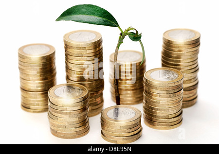 Grün sprießen zwischen Münzen, Investition Stockfoto