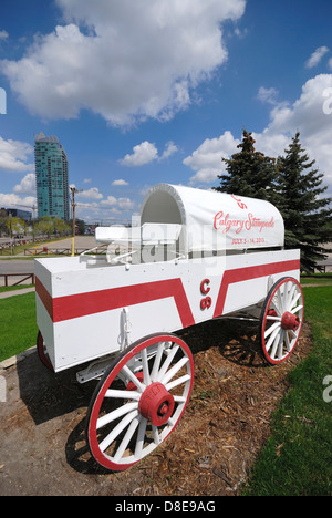 Einer von zwei ausgestellten Chuckwagons befindet sich auf dem Gelände des Hauptquartiers von Calgary Stampede. Stockfoto