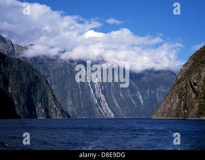 Fjord in "Fjordland" Nationalpark. (Te Wahipounamu World Heritage Site) West Coast, Milford Sound, Südinsel, Neuseeland. Stockfoto