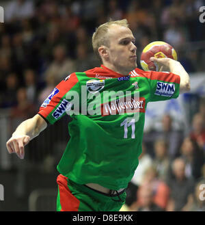 Magdeburger Tim Hornke ist während der Handball Bunbdesliga Übereinstimmung zwischen SC Magdeburg und VfL Gummersbach in der Getec-Arena in Magdeburg, Deutschland, 26. Mai 2013 abgebildet. Das Match endete 41-31. Foto: Jens Wolf Stockfoto