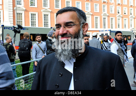 Der radikale Islamist Anjem Choudary auf einen Protest außerhalb der US-Botschaft in London, Vereinigtes Königreich. Stockfoto