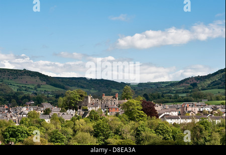 Die "Buch" Stadt Hay-on-Wye (An der Grenze zwischen Herefordshire und Wales) Wird sowohl von seiner Jacoban Burg und der wilden dominiert Black Mountains Beyond (Großbritannien) Stockfoto