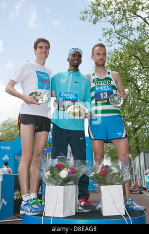 London, England, Vereinigtes Königreich.  27. Mai 2013. L-r: Phil Wicks, 2., Mo Farah, Gewinner und Phil Nicholls, 3.. Mo Farah und Katrina Wootton Bupa London 10.000 m Rennen im Zentrum von London zu gewinnen. Foto: Nick Savage/Alamy Live-Nachrichten Stockfoto