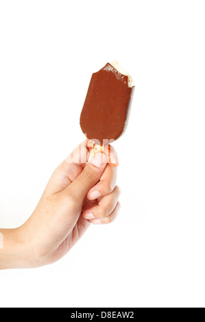 Schokolade überdachten Vanilleeis mit Tropfen in der hand Stockfoto