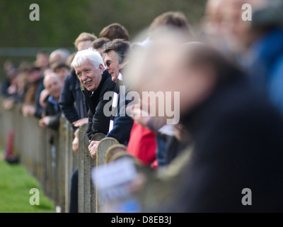 Ein Mann mittleren Alters in der Menge bei einem non-League-Fußballspiel in Manchester, England Stockfoto