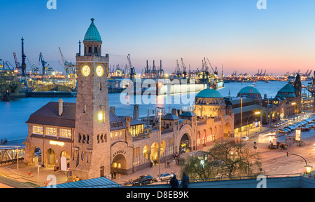Landungsbrücken und der Hafen in der Nacht in Hamburg, Deutschland Stockfoto