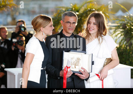 Cannes, Frankreich. 26. Mai 2013. Lea Seydoux, Abdellatif Kechiche, Adele Exarchopoulos (Goldene Palme für den besten Spielfilm) während der Gewinner Fototermin bei der 66. Filmfestspiele von Cannes. 26. Mai 2013. Bildnachweis: DPA/Alamy Live-Nachrichten Stockfoto