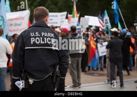 US-Park Polizist Überwachung Demonstranten - Washington, DC USA Stockfoto