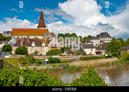 Ansicht von Preuilly-Sur-Claise Abteikirche über Fluss Claise, Indre-et-Loire - Frankreich. Stockfoto