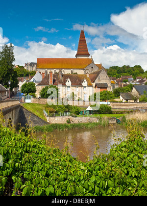 Ansicht von Preuilly-Sur-Claise Abteikirche über Fluss Claise / Tilleul Bäume - Frankreich. Stockfoto