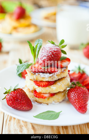 Quark-Pfannkuchen mit Erdbeeren und Milch, Essen Nahaufnahme Stockfoto