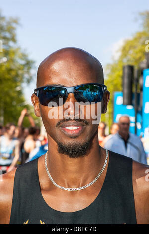 Mo Farah Aufwärmen auf der Startlinie der Bupa London 10k, The Mall, London, UK. 27. Mai 2013, Kredit Max Lacome-Shaw/Alamy Stockfoto