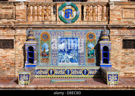 Bank mit Azulejos Kacheln auf der Plaza de Espana in Sevilla, Spanien. Stockfoto