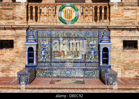 Bank mit Azulejos Kacheln auf der Plaza de Espana in Sevilla, Spanien. Stockfoto