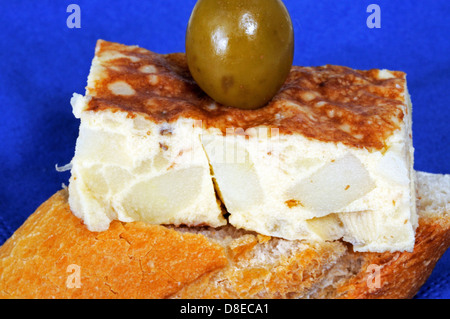 Spanische Tortilla Tapa garniert mit grünen Oliven und serviert auf knusprigem Brot, Andalusien, Spanien, Westeuropa. Stockfoto