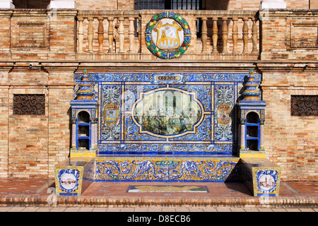 Bank mit Azulejos Kacheln auf der Plaza de Espana in Sevilla, Spanien. Stockfoto