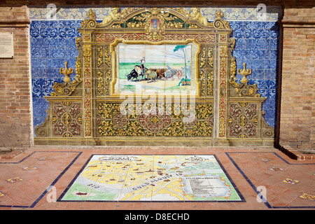 Bemalte Azulejos glasierte keramische Fliesen auf Plaza de Espana in Sevilla, Spanien, Andalusien. Stockfoto