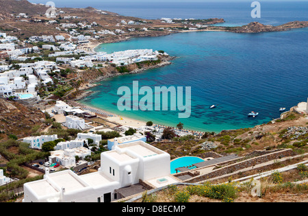 Platis Gialos und dem berühmten Psarou-Strand auf der Insel Mykonos in Griechenland Stockfoto
