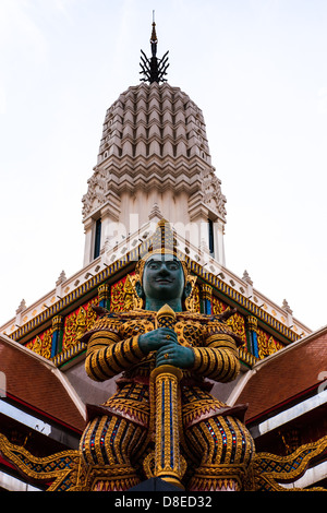 Riesige Wächter Statue im Tempel Wat Phasrisanpet, Ayuttaya, Thailand mit weißem Hintergrund Stockfoto