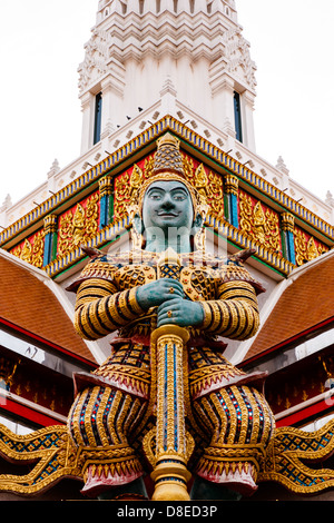 Riesige Wächter Statue im Tempel Wat Phasrisanpet, Ayuttaya, Thailand mit weißem Hintergrund Stockfoto