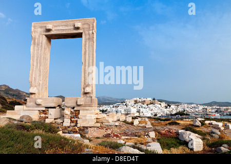 Antikes Tor des Apollon-Tempels auf der Insel Naxos in Griechenland Stockfoto