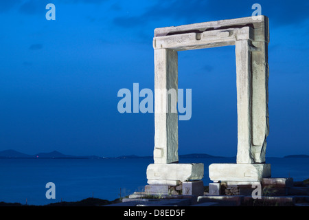 Antikes Tor des Apollon-Tempels auf der Insel Naxos in Griechenland während der Nacht Stockfoto