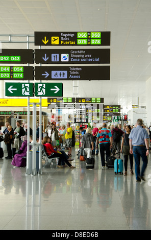 Abfahrt von Touristen am geschäftigen Flughafen gehen zu Toren. Malaga, Costa Del Sol, Spanien. Stockfoto