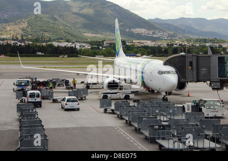 Gepäck beladen in einem Flugzeug am Gate am Flughafen Malaga, Andalusien, Spanien. Stockfoto