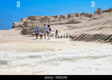Weißen Felsformationen im Bereich Sarakiniko der Insel Milos in Griechenland Stockfoto