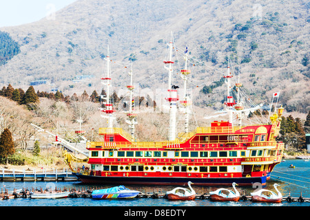 Sightseeing-Schiff bei Ashi-See, Hakone Nationalpark, japan Stockfoto