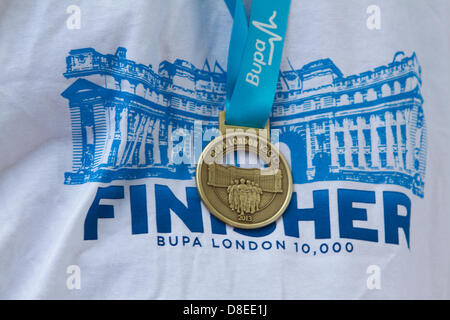 London, UK. 27. Mai 2013. Im jährlichen BUPA 10.000 Straßenrennen durch die Straßen von London teilnehmen mit vielen Läufern laufen für verschiedene Wohltätigkeitsorganisationen Tausende Läufer. Bildnachweis: Amer Ghazzal/Alamy Live-Nachrichten Stockfoto