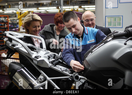 Berlin, Deutschland, Michel Sapin, PS und Bundesrepublik Arbeitsministerin Ursula von der Leyen Werks BMW Motorrad Stockfoto