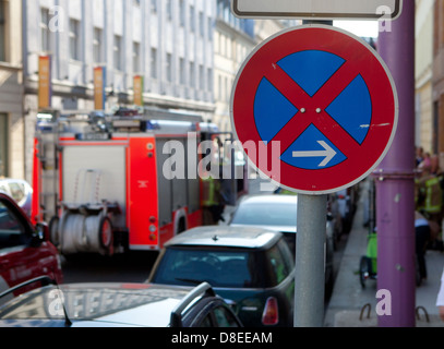 Berlin, Deutschland, keine Parkplätze, geparkte Fahrzeuge und Feuer Stockfoto