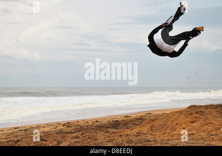 Akrobat führt am Strand Stockfoto