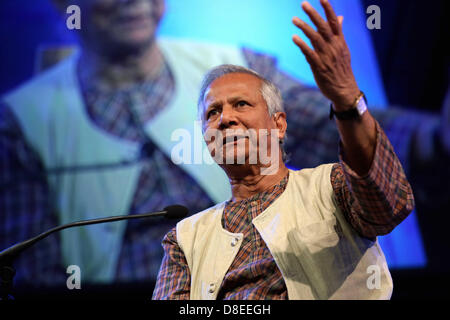 Hay on Wye, UK. Sonntag, 26. Mai 2013 im Bild: Muhammad Yunus.  Re: Der Telegraph Hay Festival, Hay on Wye, Powys, Wales. Bildnachweis: D Legakis/Alamy Live-Nachrichten Stockfoto