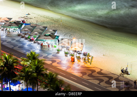 Stilisierten und standardisierter Kioske mit Restaurants und Bars an der Copacabana Strand Gehweg., Rio De Janeiro Nachtleben Brasilien Stockfoto