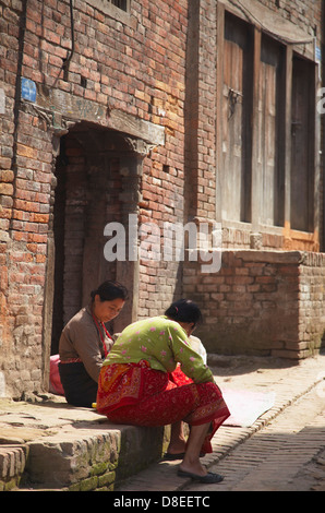 Frauen sitzen in der Straße, Bhaktapur (UNESCO Weltkulturerbe), Kathmandu-Tal, Nepal Stockfoto
