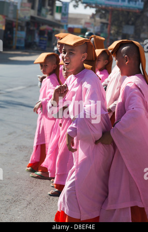 Neuling buddhistische Nonnen Risiko durch überqueren der Straße in Mandalay, Myanmar 3 Stockfoto