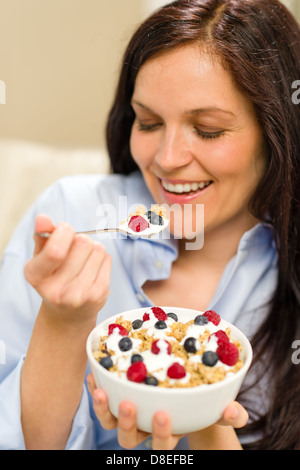 Eine Diät Frau essen gesundes Müsli mit Joghurt zum Frühstück Stockfoto