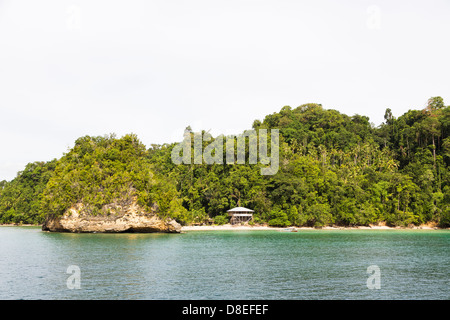 Eine isolierte Strand auf der Insel Togians in Sulawesi, Indonesien Stockfoto