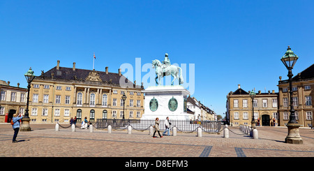 Amalienborg ist eine der Residenzen der dänischen Königsfamilie und befindet sich in Kopenhagen, Dänemark. Es besteht aus vier Palästen um einen achteckigen Innenhof. In der Mitte des Platzes ist eine monumentale Reiterstatue Amalienborgs Gründers, König Frederick V. Stockfoto