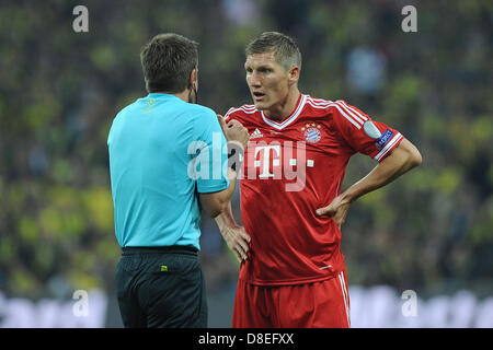 Wembley Stadion in London, Vereinigtes Königreich, 25. Mai 2013. Schiedsrichter Nicola Rizzol (L) aus Italien spricht mit Münchens Bastian Schweinsteiger in der Champions League Finale zwischen deutschen Fußballclubs Borussia Dortmund (BVB) und Bayern München im Wembley Stadion in London, Unitrd Königreich, 25. Mai 2013. Foto: Revierfoto/DPA/Alamy Live-Nachrichten Stockfoto