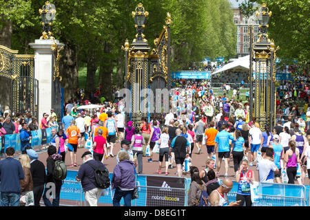 27. Mai 2013. London Großbritannien Tausende Läufer teilnehmen im jährlichen BUPA 10.000 Straßenrennen durch die Straßen von London mit vielen Läufern laufen für verschiedene Wohltätigkeitsorganisationen Stockfoto