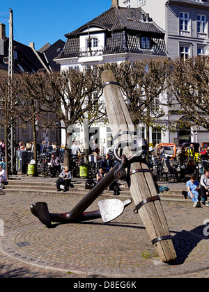 Die "Anker-Denkmal" (Mindeankeret) ist am Nyhavn, in der Ecke des Kongens Nytorv. Es erinnert an die 1600 dänische Seeleute getötet während des zweiten Weltkriegs. Jedes Jahr am 5. Mai, der Tag der Befreiung von der deutschen Besatzung Dänemarks, ist eine offizielle Gedenkfeier halten. Stockfoto