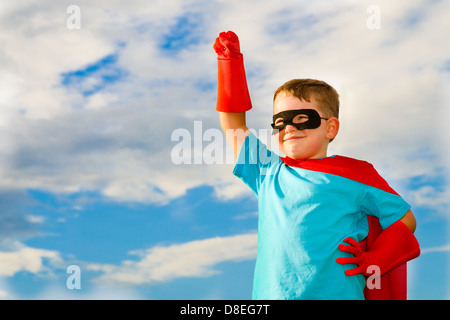 Kind, die vorgibt, ein Superheld zu sein Stockfoto