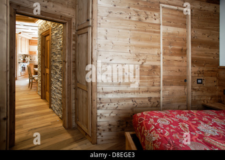 Almhütte Interieur mit Wände mit traditionellen Holz und Stein Stockfoto