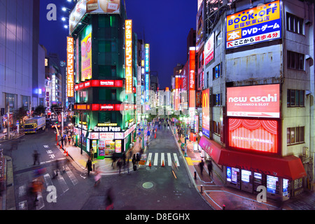 Tokio - Dezember 17: Nachtleben in Shinjuku 17. Dezember 2012 in Tokio, JP. Die Gegend ist eine berühmte Nachtleben und Rotlicht - Viertel. Stockfoto